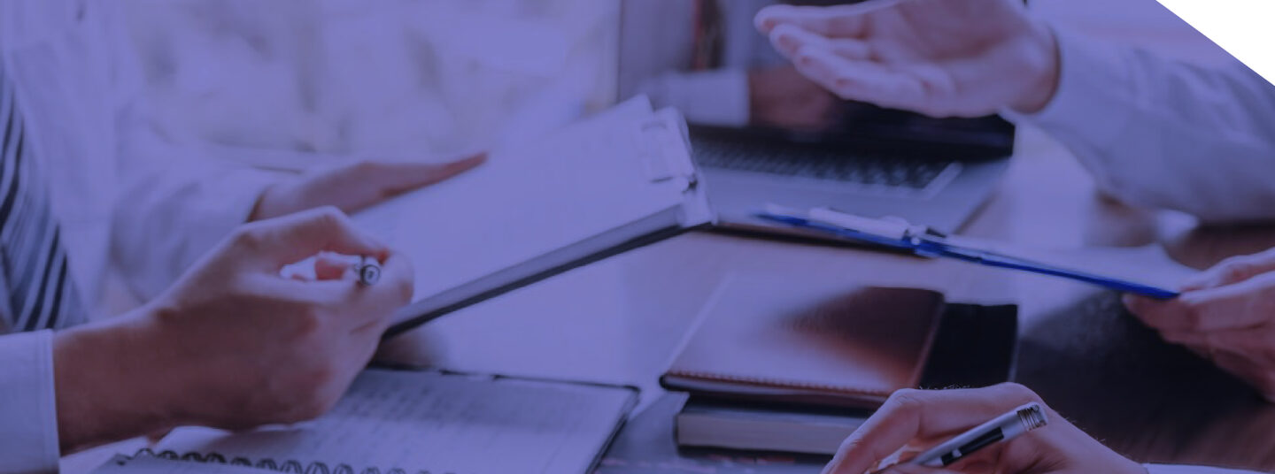 Mains de personnes en réunion business