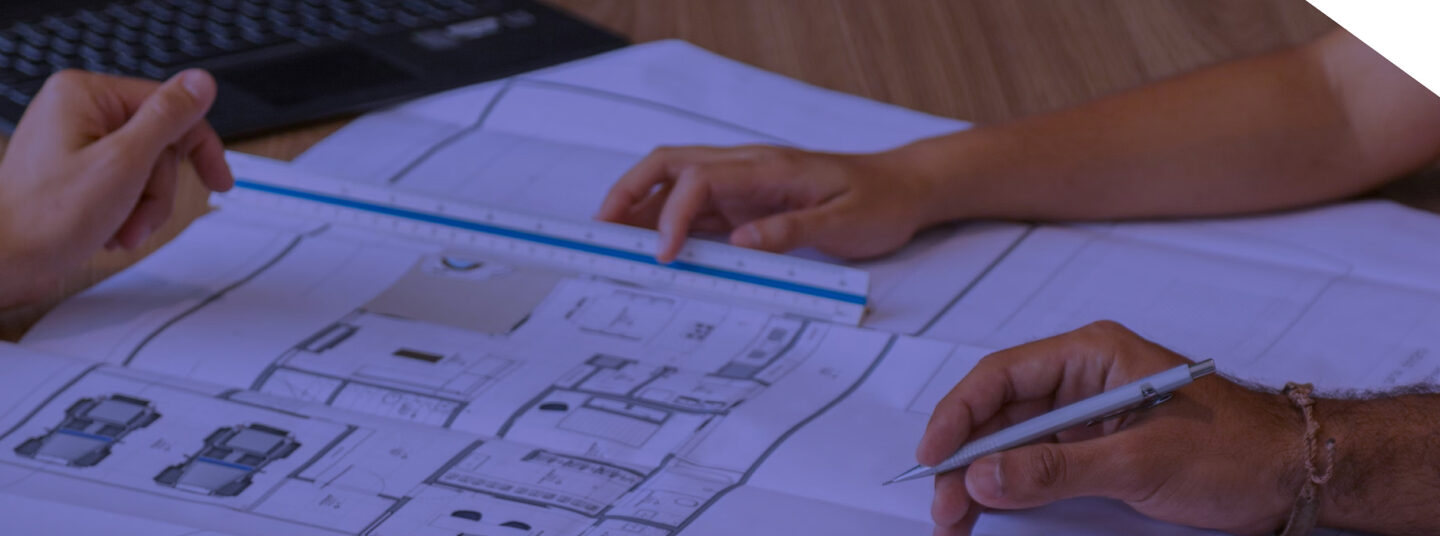 Mains d'architectes en réunion